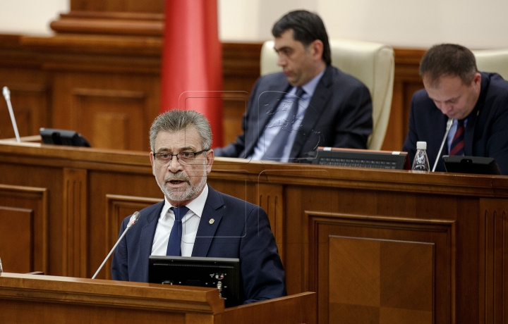 TENSIUNE în Parlament! ATMOSFERA din timpul examinării moţiunii de cenzură împotriva Guvernului (FOTO)