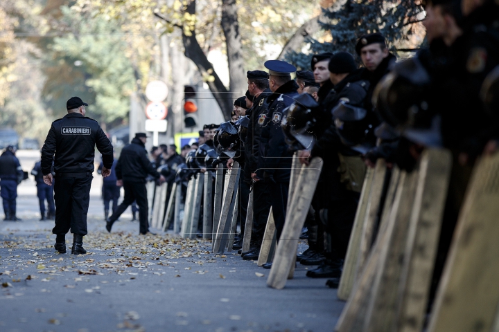 SUTE de susţinători PSRM s-au adunat în faţa Parlamentului. Forţele de ordine au fost mobilizate (VIDEO/FOTO)