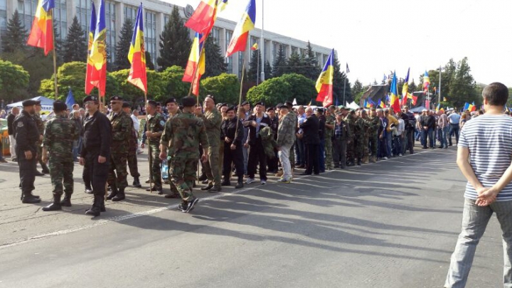 Marşul manifestanţilor prin Chişinău s-a lăsat cu VIOLENŢE (FOTO)