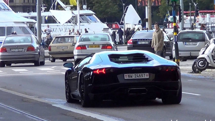 Proprietarul unui Lamborghini a căutat-o cu lumânarea. Incredibil ce a pățit la un semafor (VIDEO)