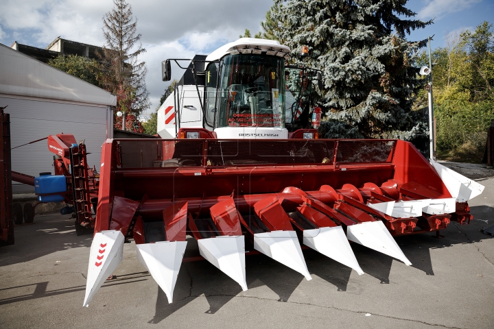 INVAZIE de tractoare şi combine! Moldovenii au făcut cozi să vadă tehnica de ultimă generaţie (FOTO)