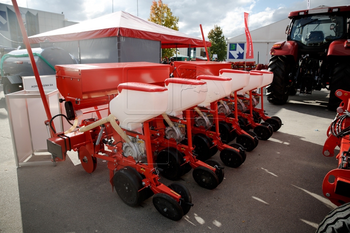 INVAZIE de tractoare şi combine! Moldovenii au făcut cozi să vadă tehnica de ultimă generaţie (FOTO)