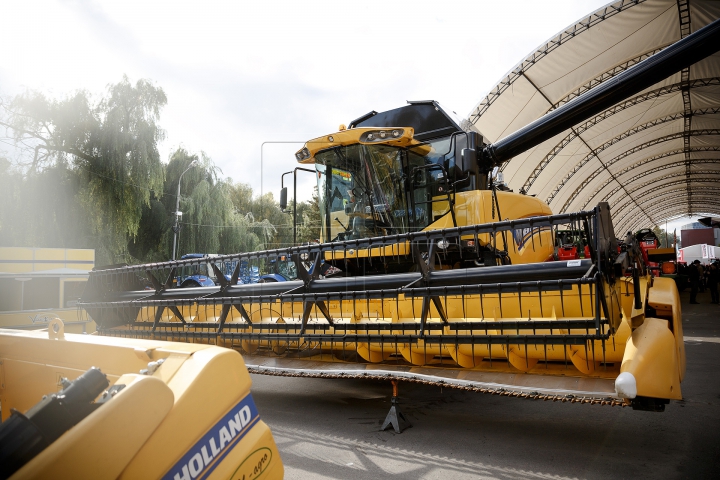 INVAZIE de tractoare şi combine! Moldovenii au făcut cozi să vadă tehnica de ultimă generaţie (FOTO)