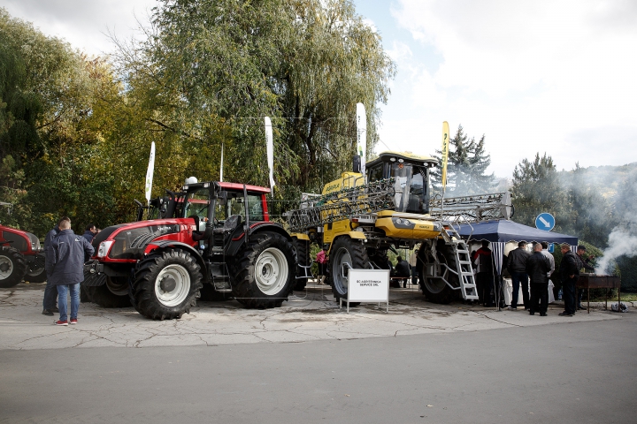 INVAZIE de tractoare şi combine! Moldovenii au făcut cozi să vadă tehnica de ultimă generaţie (FOTO)