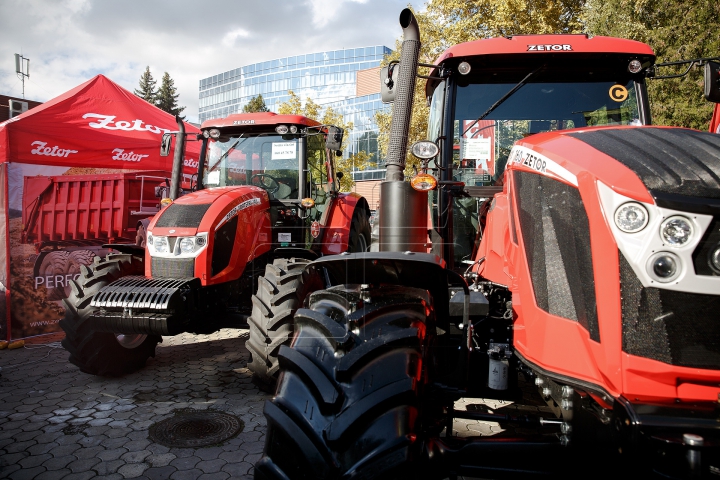 INVAZIE de tractoare şi combine! Moldovenii au făcut cozi să vadă tehnica de ultimă generaţie (FOTO)