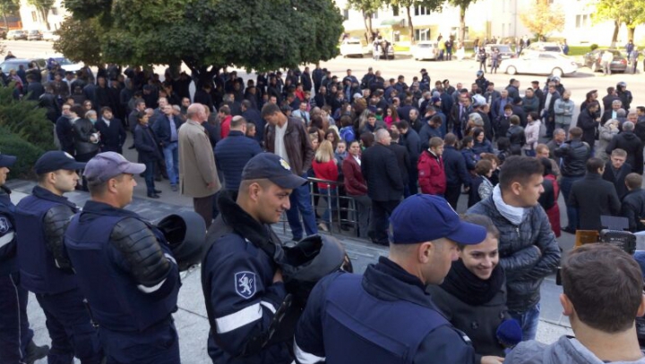 PROTESTE la Judecătoria Buiucani! Unii manifestanţi cer eliberarea lui Filat, alţii - condamnarea (VIDEO)