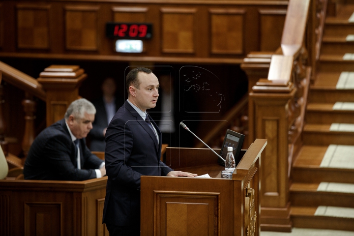 TENSIUNE în Parlament! ATMOSFERA din timpul examinării moţiunii de cenzură împotriva Guvernului (FOTO)