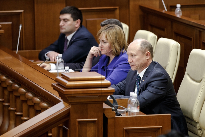 TENSIUNE în Parlament! ATMOSFERA din timpul examinării moţiunii de cenzură împotriva Guvernului (FOTO)