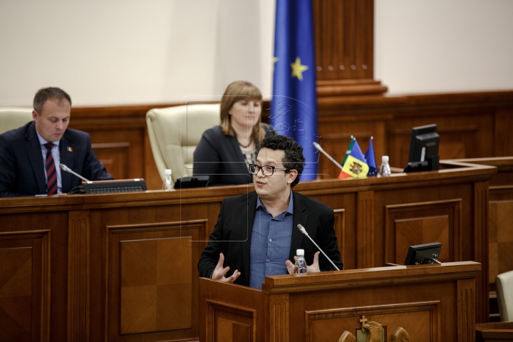 TENSIUNE în Parlament! ATMOSFERA din timpul examinării moţiunii de cenzură împotriva Guvernului (FOTO)