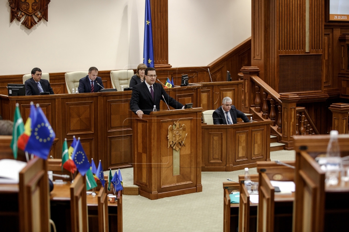 TENSIUNE în Parlament! ATMOSFERA din timpul examinării moţiunii de cenzură împotriva Guvernului (FOTO)