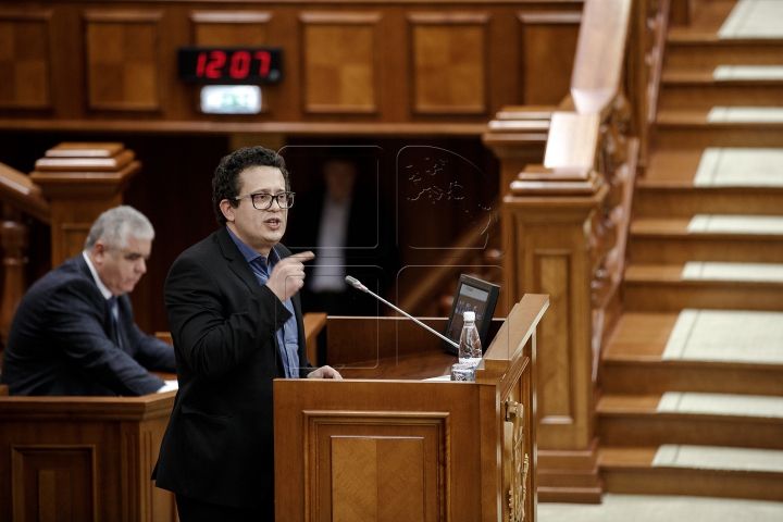 TENSIUNE în Parlament! ATMOSFERA din timpul examinării moţiunii de cenzură împotriva Guvernului (FOTO)