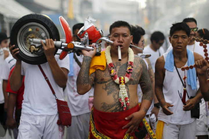 AI CURAJUL SĂ TE UIŢI? Festival TERIFIANT în Tailanda (GALERIE FOTO 18+)