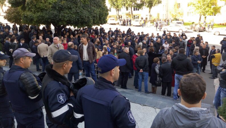 PROTESTE la Judecătoria Buiucani! Unii manifestanţi cer eliberarea lui Filat, alţii - condamnarea (VIDEO)