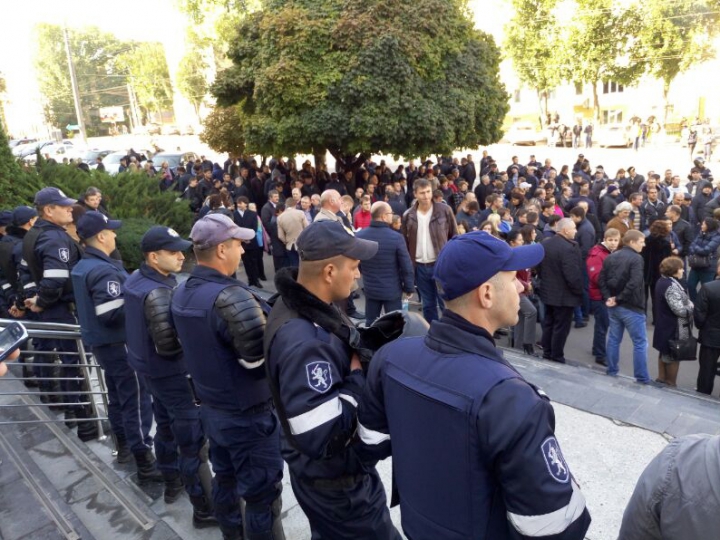 PROTESTE la Judecătoria Buiucani! Unii manifestanţi cer eliberarea lui Filat, alţii - condamnarea (VIDEO)