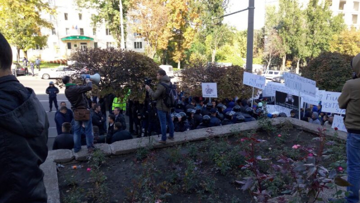 PROTESTE la Judecătoria Buiucani! Unii manifestanţi cer eliberarea lui Filat, alţii - condamnarea (VIDEO)