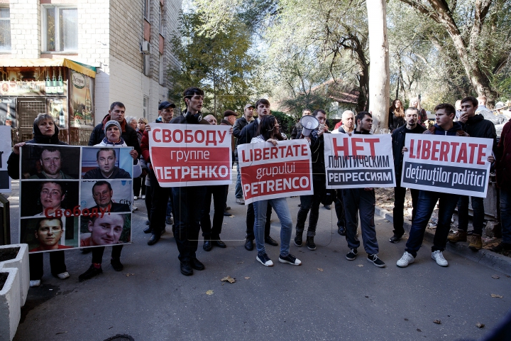 PROTEST la Judecătoria Râşcani! Mai multe persoane cer eliberarea membrilor Antifa (FOTO)