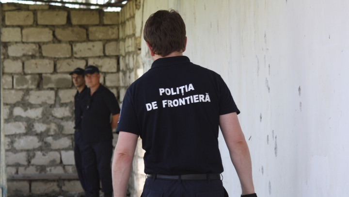 Afacere cu iz de alcool! Ce au descoperit poliţiştii de frontieră în două gospodării din Tocuz (FOTO)