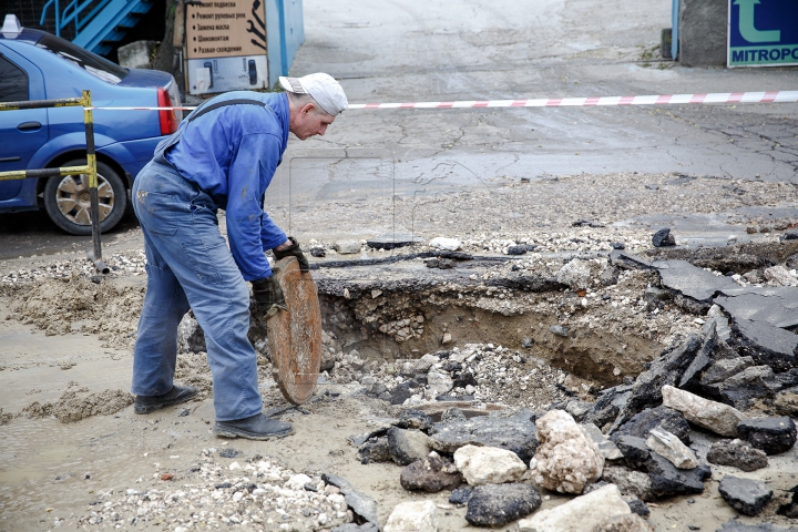 DRUM INFERNAL în Chişinău! Strada Dosoftei a dispărut într-un potop cu apă caldă şi aburi (VIDEO/FOTO)