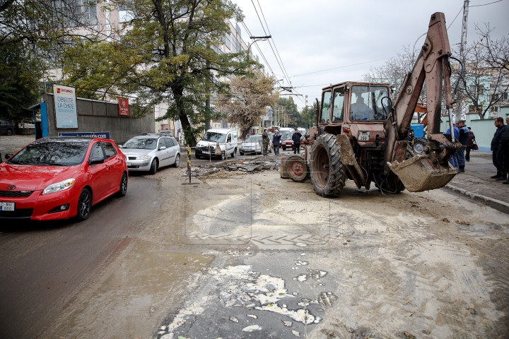 DRUM INFERNAL în Chişinău! Strada Dosoftei a dispărut într-un potop cu apă caldă şi aburi (VIDEO/FOTO)