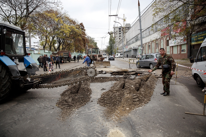 DRUM INFERNAL în Chişinău! Strada Dosoftei a dispărut într-un potop cu apă caldă şi aburi (VIDEO/FOTO)