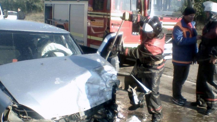 Salvatorii şi pompierii, în alertă! ACCIDENT GRAV pe traseul Brest-Briceni-Chișinău (FOTO)