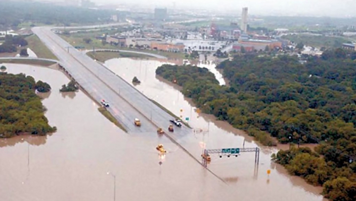 Inundaţiile fac ravagii în Texas. Milioane de gospodării se pregătesc de evacuare