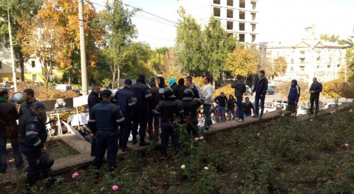 PROTESTE la Judecătoria Buiucani! Unii manifestanţi cer eliberarea lui Filat, alţii - condamnarea (VIDEO)