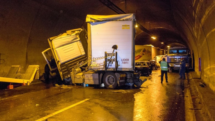 TRAGEDIE într-un tunel din Bulgaria: Trei oameni au murit după un accident cu 50 de maşini (FOTO)(VIDEO)