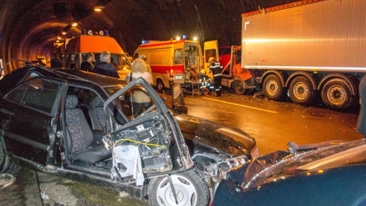 TRAGEDIE într-un tunel din Bulgaria: Trei oameni au murit după un accident cu 50 de maşini (FOTO)(VIDEO)