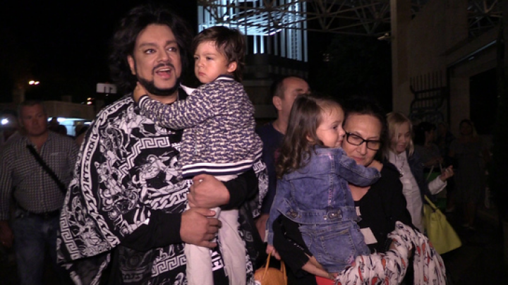 Îi seamănă leit! Cum arată şi cât de mari au crescut copiii lui Filip Kirkorov (VIDEO)