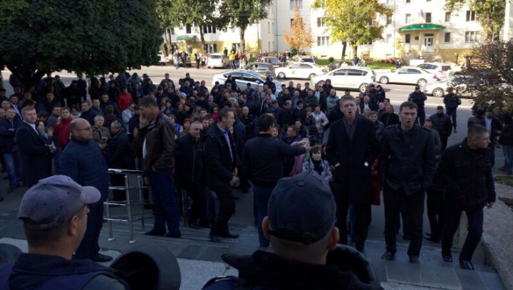 PROTESTE la Judecătoria Buiucani! Unii manifestanţi cer eliberarea lui Filat, alţii - condamnarea (VIDEO)