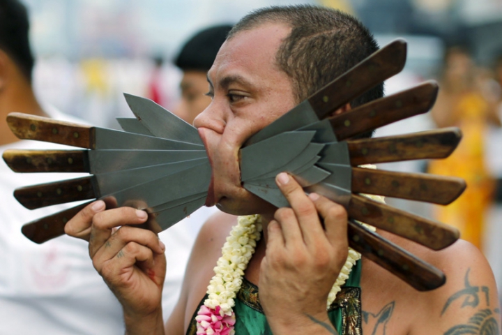 AI CURAJUL SĂ TE UIŢI? Festival TERIFIANT în Tailanda (GALERIE FOTO 18+)