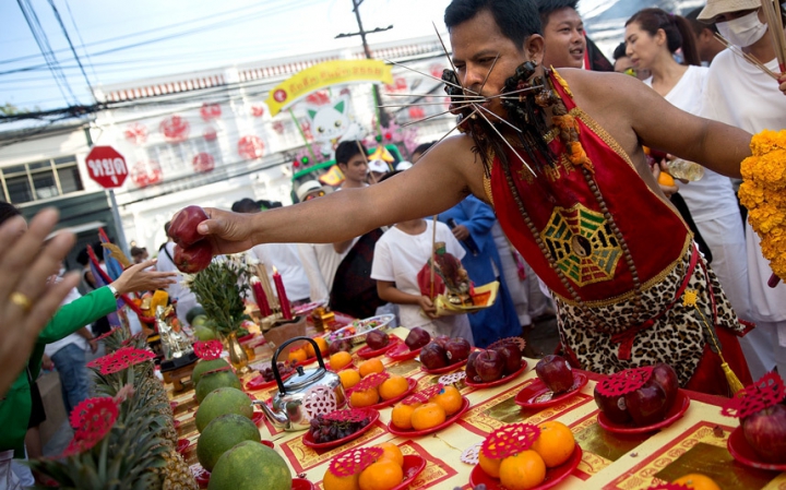 AI CURAJUL SĂ TE UIŢI? Festival TERIFIANT în Tailanda (GALERIE FOTO 18+)