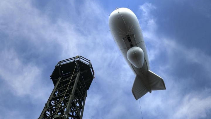 INCIDENT JENANT pentru statul major american! Un aerostat militar a rămas agăţat într-un copac