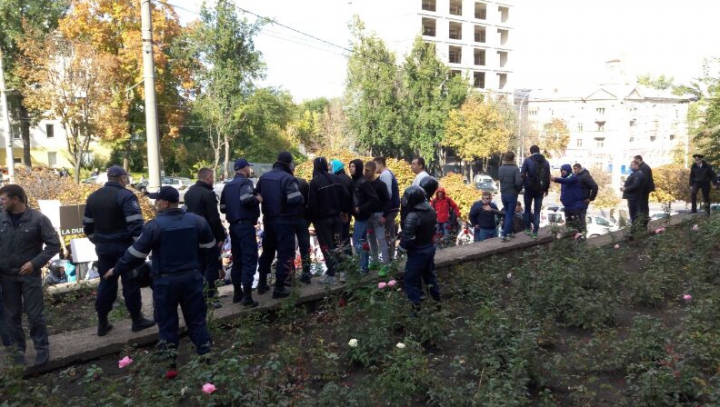 PROTESTE la Judecătoria Buiucani! Unii manifestanţi cer eliberarea lui Filat, alţii - condamnarea (VIDEO)