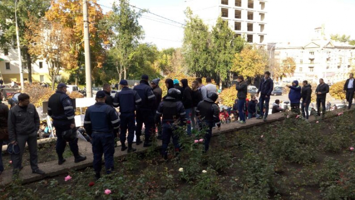 PROTESTE la Judecătoria Buiucani! Unii manifestanţi cer eliberarea lui Filat, alţii - condamnarea (VIDEO)