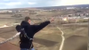 IGNORĂ decizia autorităţilor. Amatorii de adrenalină continuă să sară de pe turnul de la Dănceni (VIDEO) 