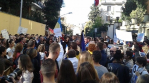Sute de români, moldoveni și italieni protestează în fața sediului Ambasadei României la Roma