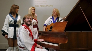 Pianul folosit de membrii trupei Abba, scos la licitaţie. Cât valorează instrumentul muzical