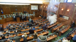 Gaze lacrimogene și spray paralizant în Parlamentul din Kosovo. Ce nu au putut împărţi deputaţii