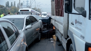 Accident pe asfaltul umed. O maşină s-a răsturnat pe drumul spre Orhei 