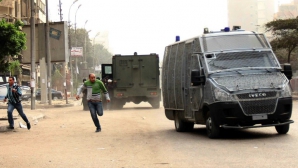 Ca în filmele de acţiune: Patru poliţişti, ucişi de doi bărbaţi mascaţi care se deplasau cu o motocicletă