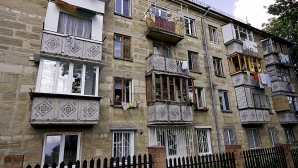 Plouă afară, plouă şi în case! Apartamente inundate şi mucegai din cauza unei companii de construcţii