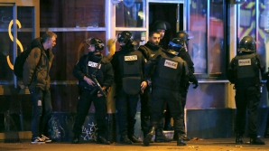 Un martor ocular a filmat schimburi de focuri dintre forţele de ordine şi terorişti, pe o stradă din Paris