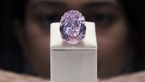 SUMĂ INCREDIBILĂ pentru cel mai mare diamant roz scos vreodată la licitaţie