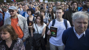 Ruşii sunt nemulţumiţi de situaţia lor financiară. Ce au arătat datele unui sondaj naţional