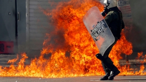 Curse aeriene anulate şi şcoli închise. Greva generală din Grecia a degenerat în violenţe