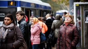 PARADOX! A folosi transportul în comun către serviciu, mai sănătos decât a merge pe jos sau cu bicicleta