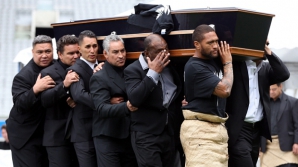 Legenda rugby-ului, Jonah Lomu, a fost petrecut pe ultimul drum şi omagiat printr-un haka (VIDEO)