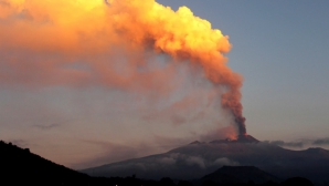 Spectacol de flăcări şi cenuşă în Italia! Vulcanul Etna a erupt (VIDEO)